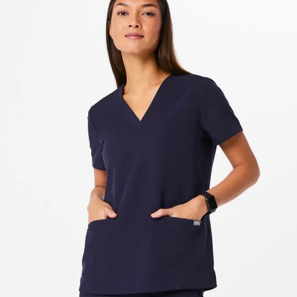FIGS Casma Three Pocket Scrub Top size Medium in navy
